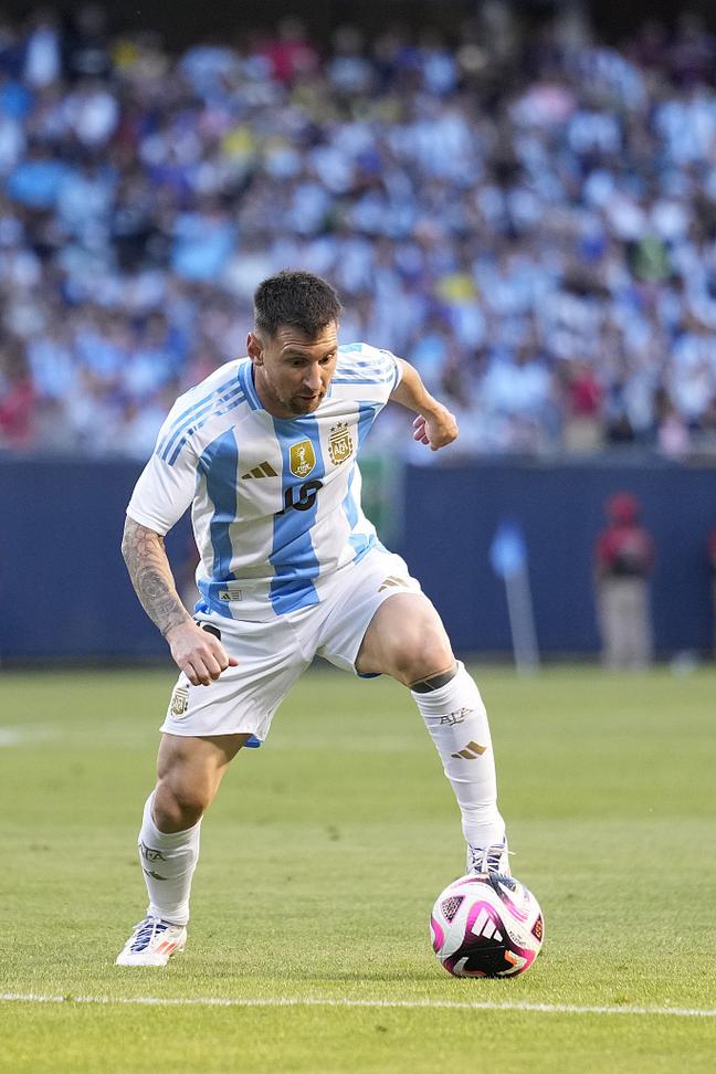 国产奇幻游戏《夜莺归笼》新演示 美艳女主爬梯子