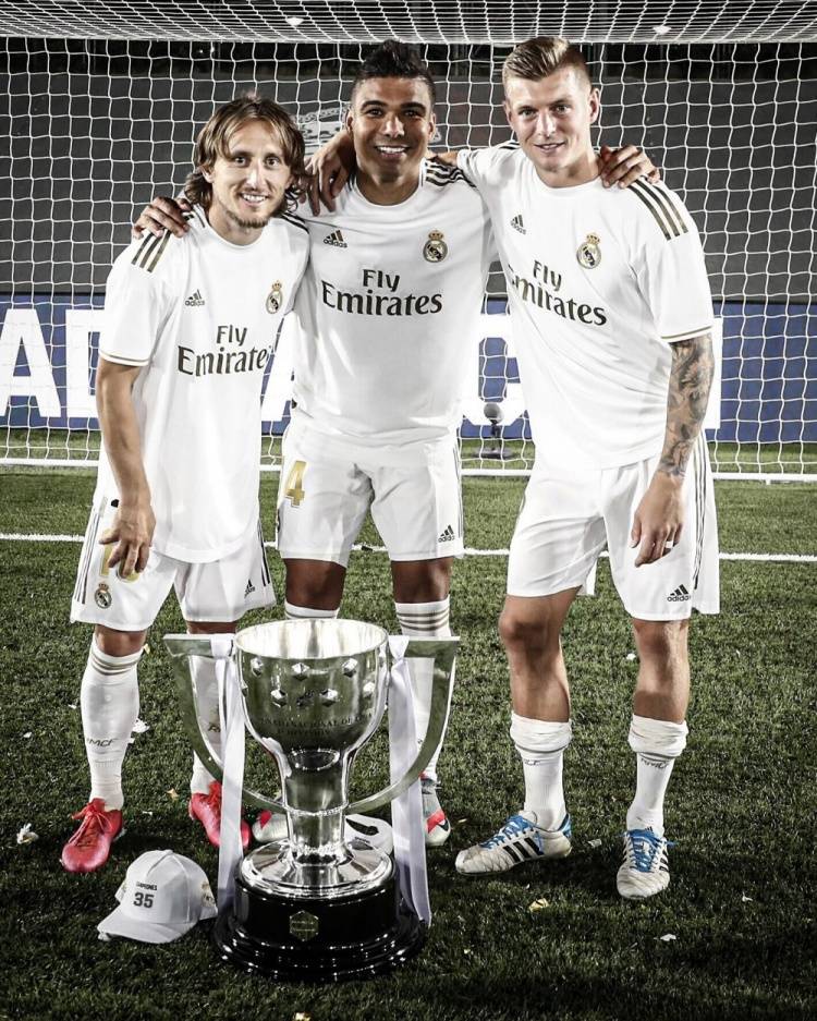 BLG被TES横扫击败，海外网友集体发声，赶紧把jiejie签约过来